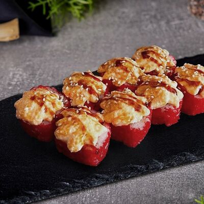 Запеченный с жареным лососемв Hanami по цене 589 ₽