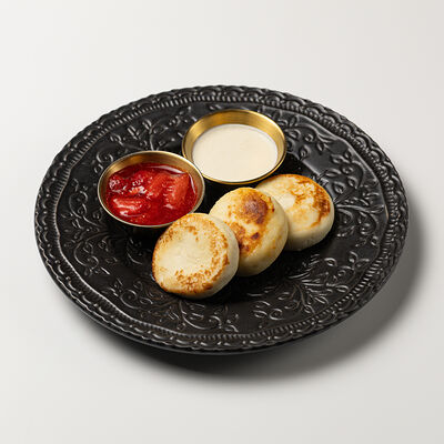 Сырники, солёная карамель, домашнее варенье в Сказка по цене 370 ₽