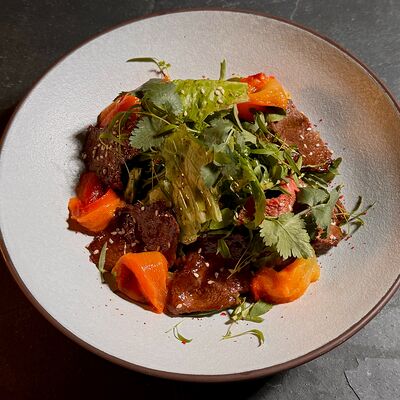 Тёплый салат с телятиной и молодым Пасленом в Мишка Бар по цене 870 ₽