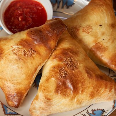 Самса картофелем и мясом халяль в Беш манты по цене 179 ₽