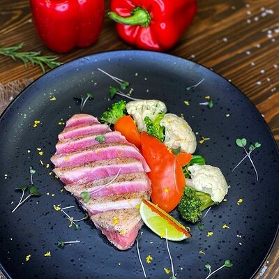 Стейк из тунца с овощами на пару в Гастробар DOM по цене 710