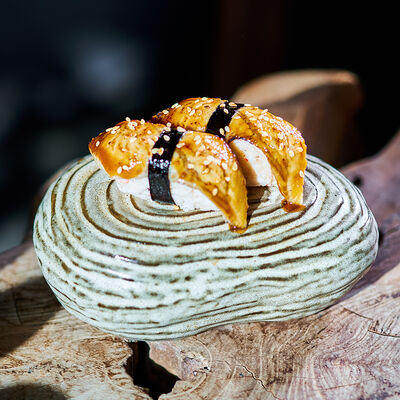 Суши без риса с крабом, угрем и кунжутом в Zuka по цене 810 ₽