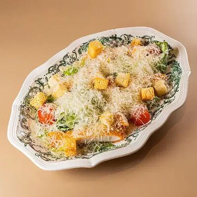 Цезарь с куриной грудкой в сухарях в Enzo по цене 680 ₽