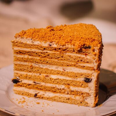 Торт Медовик с черносливом и грецким орехом в Бисквит по цене 510 ₽