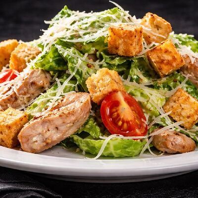 Салат цезарь с курицей в Love Rolls по цене 290 ₽
