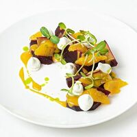 Салат из свеклы, апельсина с творожным сыром под соусом манго-маракуйя в Et-Et
