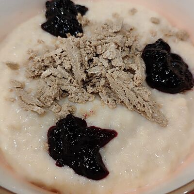 Каша пшённая с халвой и смородиной в Поль Бейкери по цене 300 ₽