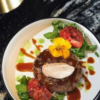 Бифштекс из говядины с айоли из шишек и печеными томатами в Мясо & Вино