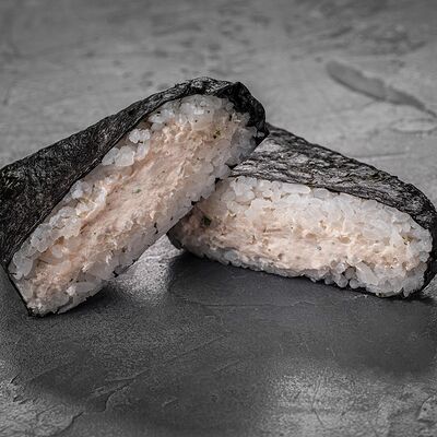 Онигири с риетом из тунца в Хочука по цене 400 ₽