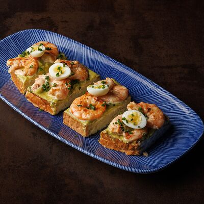 Брускетта с креветками и перепелиным яйцом в Doge по цене 650 ₽