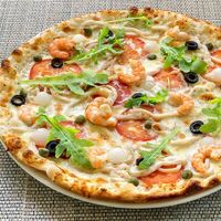 Пицца с королевскими креветками, кальмарами и сыром пармезан в Pizza-house