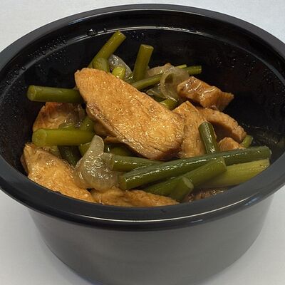 Теплый салат с курицей териякив Bibiwok по цене 300 ₽