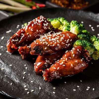 Куриные крылья в кисло-сладком соусе с броколли в Лапша и Утка по цене 750 ₽