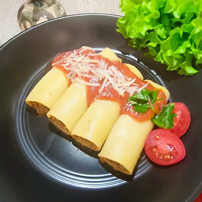Каннеллони с болоньезе и сыром пармезанв Chipollino по цене 575 ₽