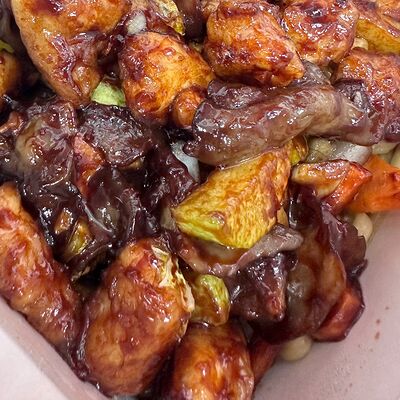 Курица с китайскими древесными грибами и соусом Хойсин в Mr.Mao по цене 545 ₽