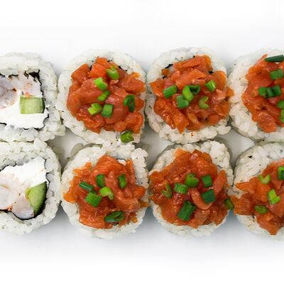 Премиум ролл с креветкой и острым лососем в Розмарин по цене 792 ₽