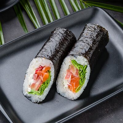 Стрит-ролл с лососем в Рыба закусывала по цене 569 ₽