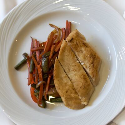 Куриная грудка с овощным соте в Гости по цене 360 ₽