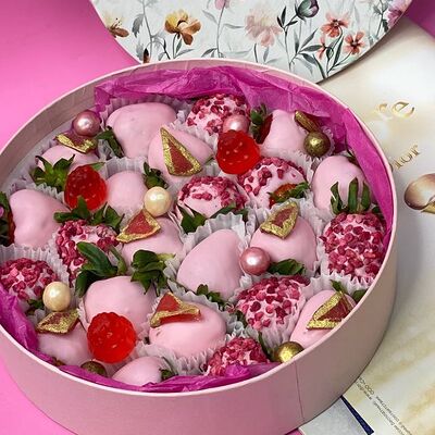 Круглая подарочная композиция из клубники в розовом шоколаде М в Cosmoberry по цене 4580 ₽