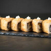 Ролл с угрем и креветкой в Mesto Sushi & Grill