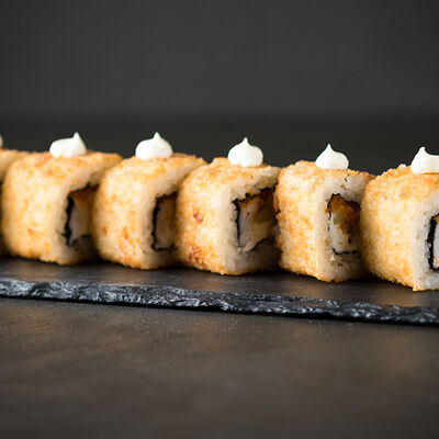 Ролл с угрем и креветкой в Mesto Sushi & Grill по цене 420