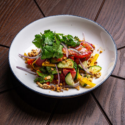 Овощной грузинский салат с орехами в Утомленные солнцем по цене 540 ₽