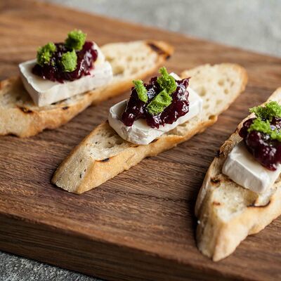 Брускетта с камамбером, фисташковым кремом и брусничным конфитюром 8 штук в Svekla Catering по цене 1800 ₽