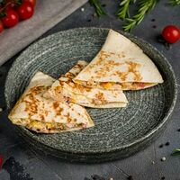 Кесадилья с курицей в Mon Kitchen