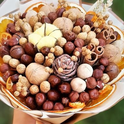 Ореховый букет с финиками, шишкой и хлопкомв Buketonline - Съедобные букеты и клубника в шоколаде по цене 3960 ₽