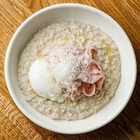 Овсяная каша с трюфелем, окороком и яйцом пашот в Pasta Salsa Osteria