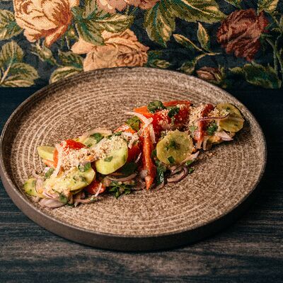 Овощной салат по-грузински с грецким орехом в Грузинскоебистро Каха по цене 584 ₽