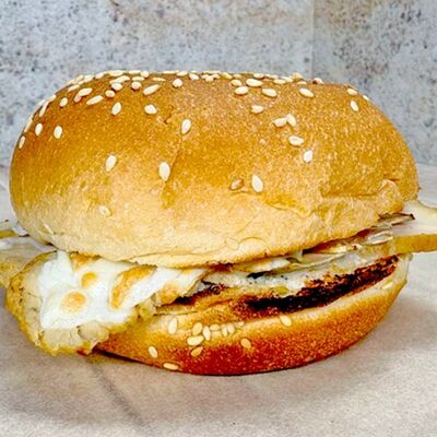 ПиЦЦбургер Мясной Чилл в ПиЦЦунда Море начинки по цене 375 ₽