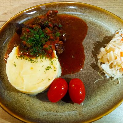 Гуляш по-венгерски в соусе демиглас с мятым картофелем в Papa Hop по цене 420 ₽