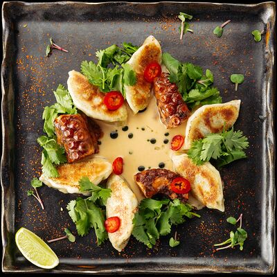 Осьминог и мини-гедза с тофу и зеленью в Zonda по цене 1820 ₽