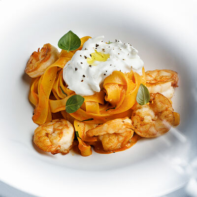 Феттуччине с тигровыми креветками в томатном соусе с домашней страчателлой в Sadko по цене 798 ₽