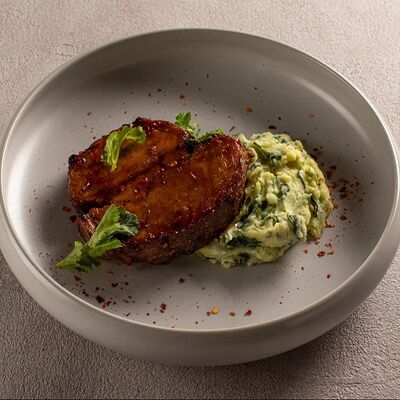 Стейк из свинины с пюре из картофеля и шпината в Оджахури по цене 940 ₽