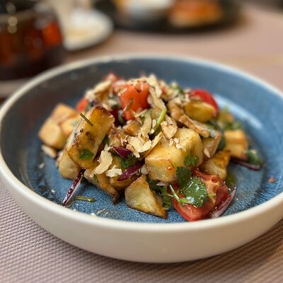 Салат с хрустящим баклажаном и помидоромв Сандро по цене 880 ₽