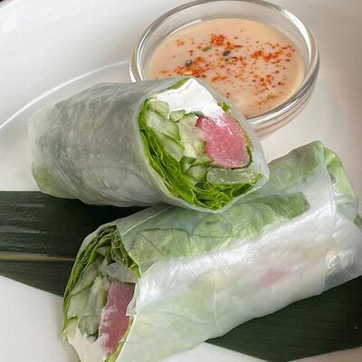 Фреш ролл в рисовой бумаге с тунцом, сливочным сыром и мятой в More More по цене 385