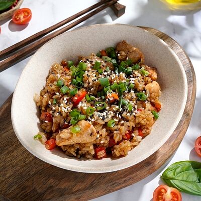 Рис жареный с курицей в Петрушка по цене 408 ₽