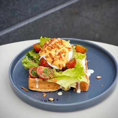 Чикен вафля в Zanoza Open Bar по цене 750 ₽