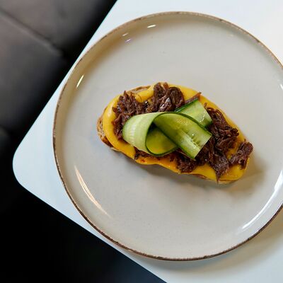 Брускетта с томлёными щёчками в Мы Же На Ты по цене 690 ₽