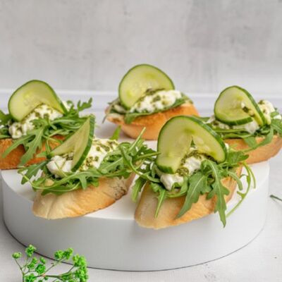 Брускетта с огурцом и страчателлой в KanapeFest по цене 2630 ₽