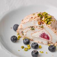 Меренговый рулет с фисташками и ягодами в Карин