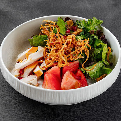 Салат с подкопченным цыпленком, томатами и сыром чечил в Бумбараш по цене 625 ₽