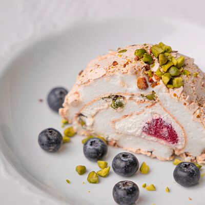 Меренговый рулет с фисташками и ягодами в Карин по цене 450 ₽