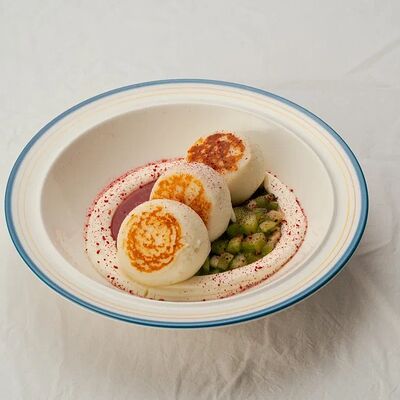 Сырники с клубничным вареньем и кивив Сivil по цене 640 ₽