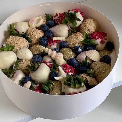 Бокс с клубникой в шоколаде №26 в Di Panna Confetteria по цене 3390 ₽