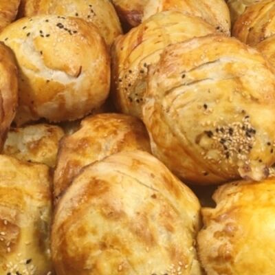 Самса с бараниной тандырнаяв Шашлычный Караван ХАЛЯЛЬ по цене 230 ₽