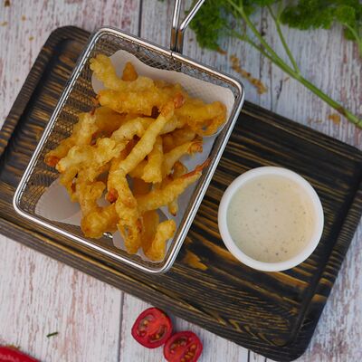 Хрустящий сыр чечил с соусом цезарь в Гастробар Крапива по цене 370 ₽