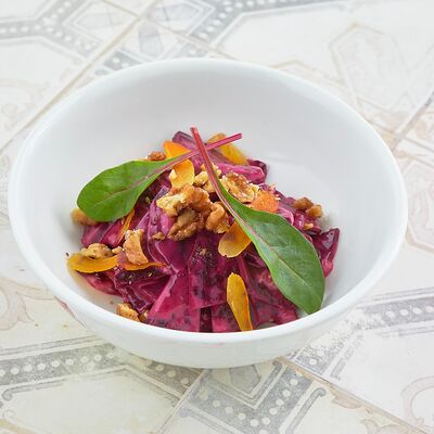 Свекольный салат с орехами, курагой и гранатовым соусом в Катюша Katyusha по цене 290